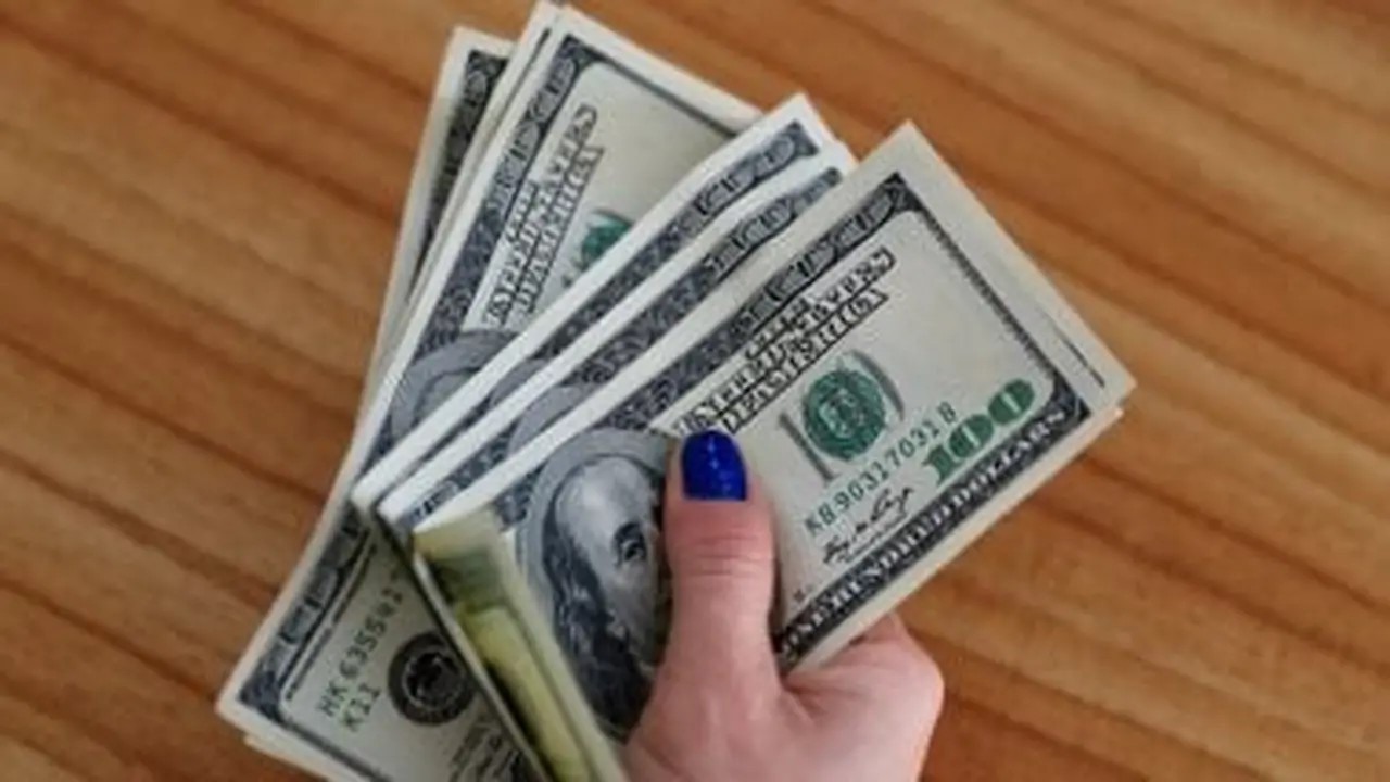 تغيرات سعر الدولار في البنوك المصرية خلال تعاملات يوم الجمعة الحالي